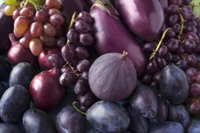 Berbagai Manfaat Buah Berwarna Ungu yang Jarang Diketahui - Alodokter