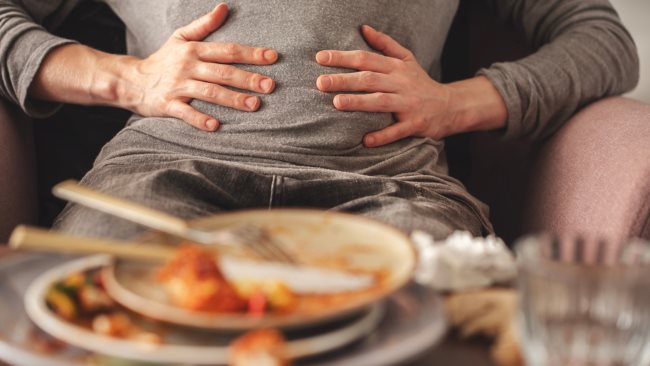 Sakit Perut Setelah Makan, Inilah Beberapa Penyebab dan Cara Mengatasinya - Alodokter