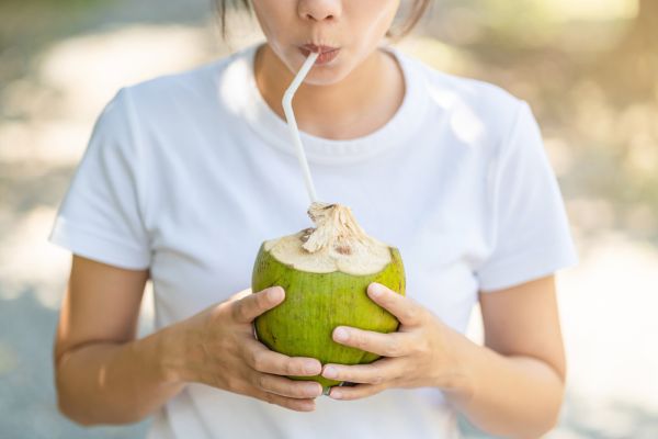 Peran Air Kelapa dalam Mengatasi Diare, Ini yang Perlu Diketahui - Alodokter