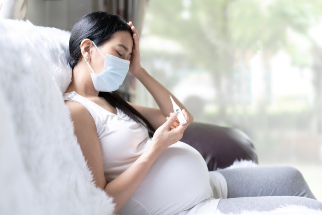 Demam pada Ibu Hamil Trimester 3, Perlu Khawatir atau Tidak? - Alodokter