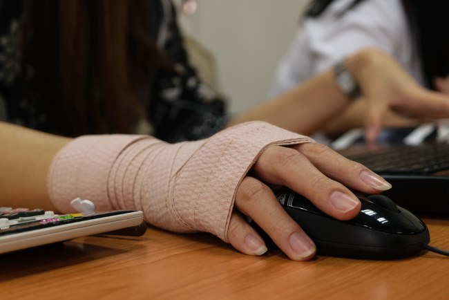 Wrist Splint: Manfaat, Cara Pakai, dan Tips Memilih yang Tepat - Alodokter