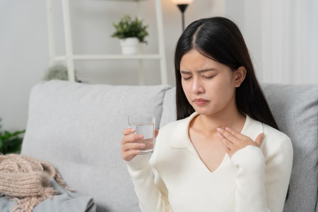 Tenggorokan Terasa Kering Padahal Sudah Minum Banyak, Kok Bisa? - Alodokter