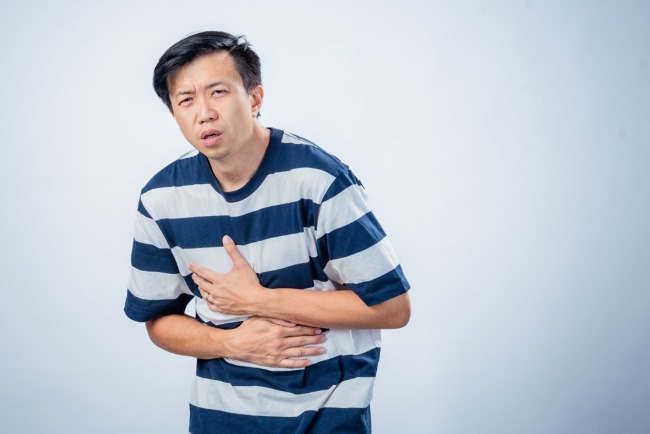 Sakit Perut dan Nyeri Dada, Kenali Penyebab dan Cara Mengatasinya - Alodokter