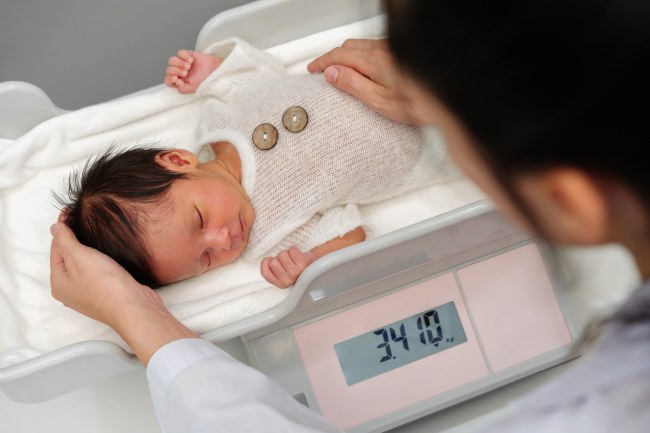 Tabel Berat Badan Bayi, Cara Praktis Memantau Tumbuh Kembang Si Kecil - Alodokter