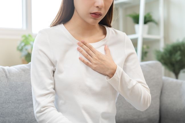 8 Cara Mengatasi Dada Terasa Panas yang Mudah Dilakukan - Alodokter