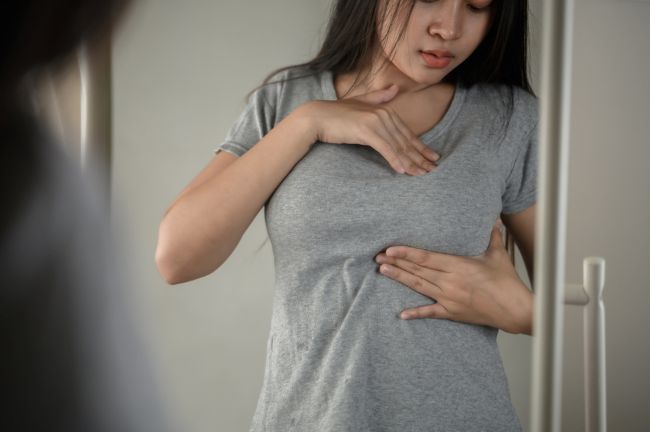 Nyeri di Sekitar Payudara Sebelum Menstruasi, Kenali Penyebab dan Cara Mengatasinya - Alodokter