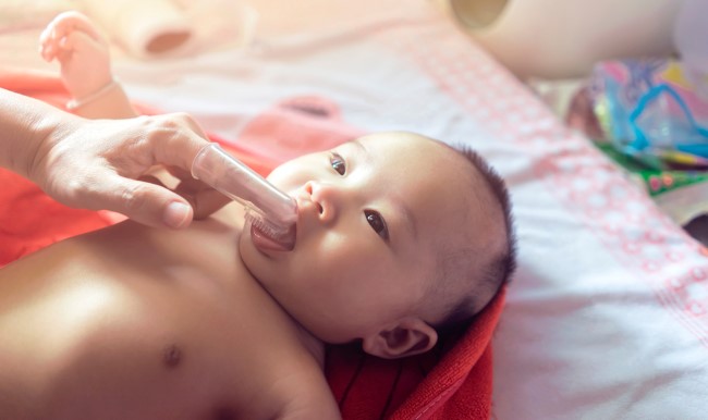 5 Pembersih Lidah Bayi yang Aman dan Praktis - Alodokter