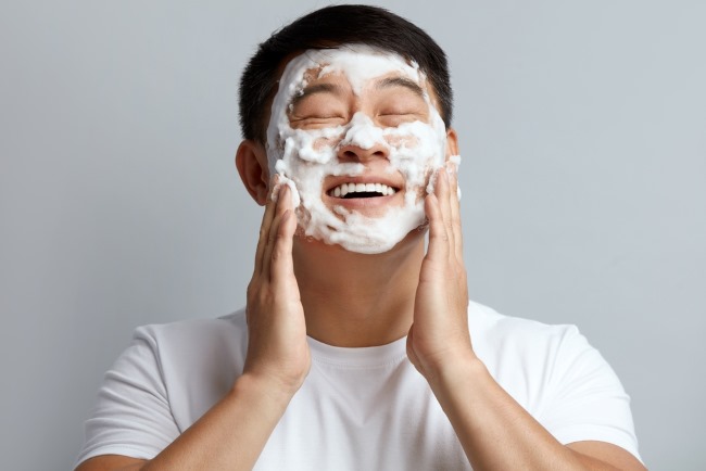 5 Sabun Muka Pria untuk Memutihkan Wajah yang Efektif - Alodokter