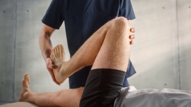 Cara Mengetahui Usus Buntu Dengan Mengangkat Kaki, Ini Fakta Medisnya - Alodokter