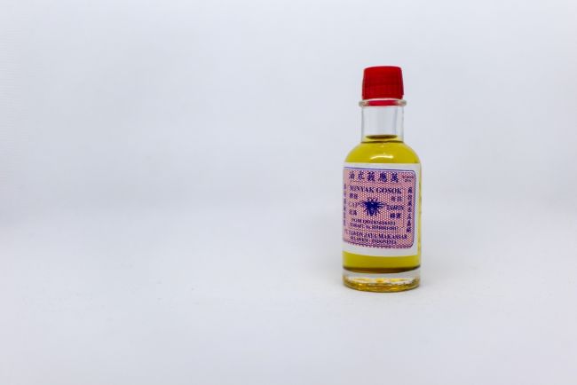 Serba-Serbi Fungsi Minyak Tawon, Cara Pakai, dan Efek Sampingnya - Alodokter