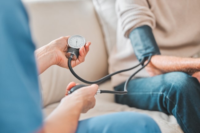8 Cara Menurunkan Darah Tinggi dengan Cepat dan Alami yang Mudah Dilakukan - Alodokter