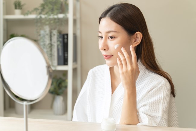 7 Moisturizer untuk Kulit Kombinasi yang Bagus - Alodokter