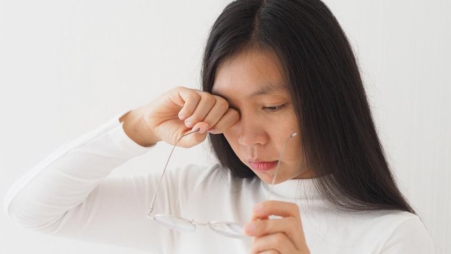 Kelopak Mata Kanan Atas Kedutan, Kenali Berbagai Penyebab dan Cara Mengatasinya - Alodokter