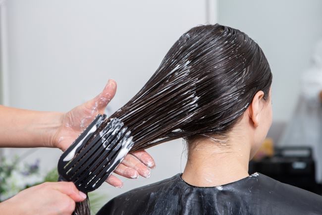 Perbedaan Hair Mask dan Creambath, Pilih yang Tepat untuk Perawatan Rambut - Alodokter