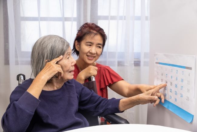 6 Perbedaan Demensia dan Alzheimer yang Perlu Dipahami - Alodokter