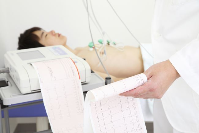 Pemasangan EKG, Ketahui Tujuan dan Bagaimana Prosedurnya - Alodokter