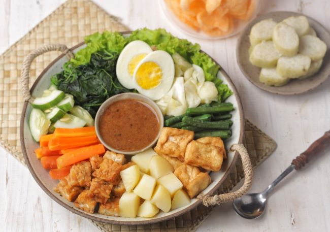 Kalori Gado-Gado dan Cara Sehat Menyantapnya - Alodokter