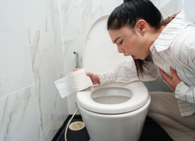 7 Penyebab Muntah Warna Kuning dan Pahit yang Perlu Diketahui - Alodokter