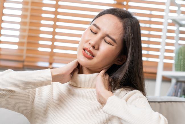 6 Cara Mengatasi Leher Sakit Saat Menoleh yang Efektif - Alodokter