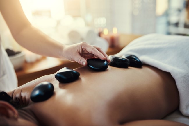 Hot Stone Massage, Kenali Manfaatnya untuk Kesehatan - Alodokter
