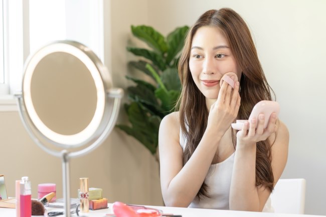 7 Perbedaan Cushion dan Foundation yang Perlu Diketahui - Alodokter