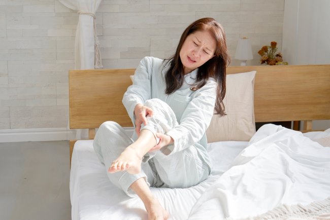 Kaki Kram Saat Bangun Tidur, Ketahui Penyebab dan Cara Mengatasinya - Alodokter