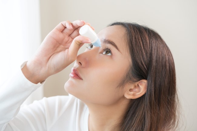 Ini Jenis Obat Tetes Mata dan Fungsinya - Alodokter