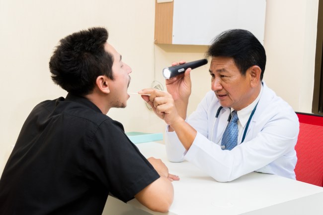 Benjolan di Pangkal Lidah Dekat Tenggorokan, Kenali Penyebab dan Penanganannya - Alodokter