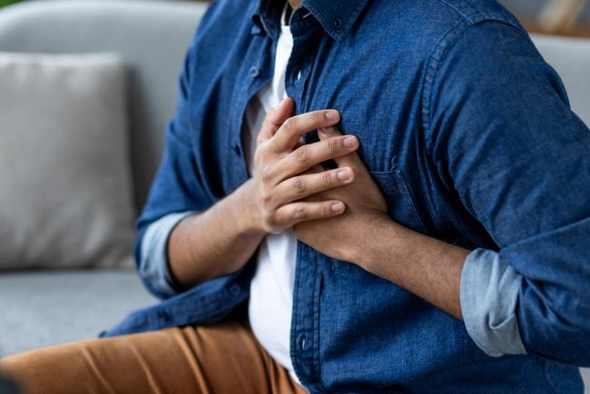6 Cara Mengatasi Sakit Dada Saat Tarik Nafas yang Ampuh Redakan Gejala - Alodokter