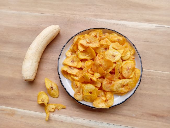 Ketahui Kalori Keripik Pisang dan Cara Sehat Mengonsumsinya - Alodokter