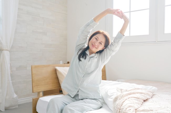 Meregangkan Badan setelah Bangun Tidur: Manfaat dan Cara Aman Melakukannya - Alodokter