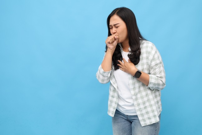 6 Cara Mengatasi Batuk dan Sesak Nafas di Malam Hari yang Efektif - Alodokter