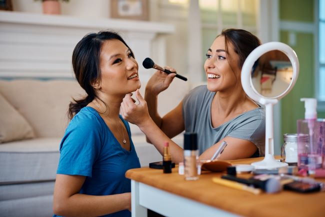 5 Perbedaan Concealer dan Foundation - Alodokter