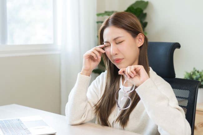 Mata Sakit Saat Melirik, Ketahui Penyebab dan Cara Mengatasinya - Alodokter