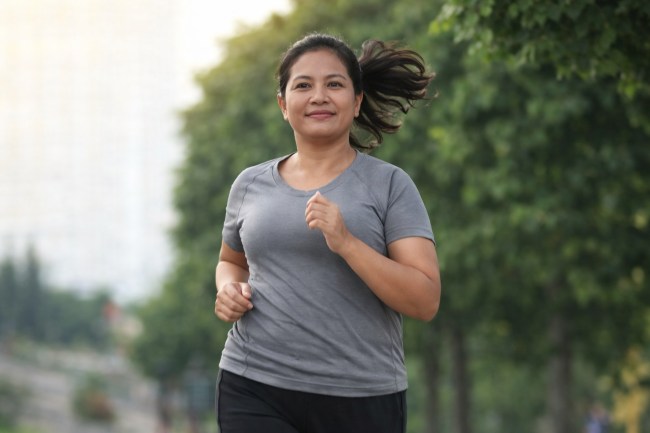 9 Olahraga untuk Menurunkan Kolesterol yang Patut Dicoba - Alodokter