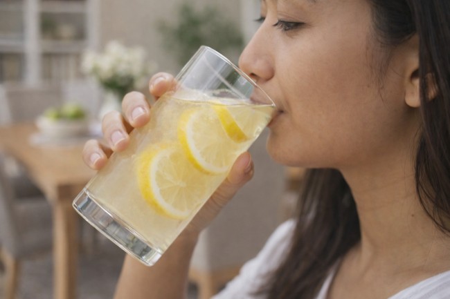 4 Efek Samping Minum Air Lemon Setiap Hari yang Perlu Diwaspadai - Alodokter