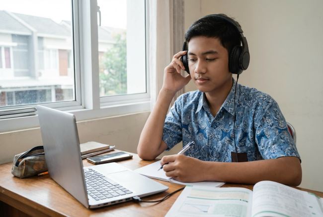 Gaya Belajar Auditori, Kenali Ciri-Ciri dan Cara Mengoptimalkannya - Alodokter