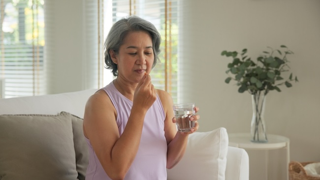Benarkah Suplementasi Vitamin D Justru Meningkatkan Risiko Fraktur pada Lansia Sehat