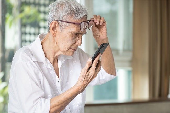 Manfaat Suplementasi Vitamin dan Mineral pada Age-Related Macular Degeneration-min