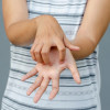 คันฝ่ามือตอนกลางคืน 7 สาเหตุและวิธีรักษาง่าย ๆ ด้วยตนเอง
