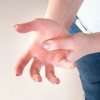 มือชาข้างเดียว 11 สาเหตุและวิธีรับมือเบื้องต้น