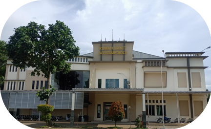 Kiyinish xonasida yalangoch odamlarning miltillovchi videosi