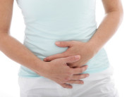 Lateksdagi hamshira jinsiy olatni ichiga kateter kiritadi. Lateksdagi hamshira jinsiy olatni ichiga kateter kiritadi.