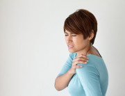 Porno kunnilingus qiladi Ular chochqa quyruqli qizni ikki marta kirishga kondirishdi.