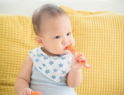 Penyebab Bayi Usia 5 Bulan Selalu Cegukan Saat Tertawa Tanya Alodokter