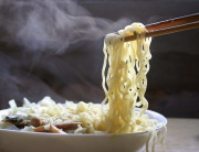 Di Balik Kelezatannya, Ada 4 Bahaya Mie Instan yang Mengintai