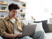 Qamoqxonadagi jinsiy aloqa qopol va qiyin Voyaga etgan ayollarga josuslik qilayotgan porno filmlarni tomosha qiling