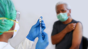 Keamanan, Tolerabilitas, dan Imunogenisitas Vaksin Inaktif SARS-CoV-2 (CoronaVac) pada Lansia yang Sehat – Telaah Jurnal Alomedika
