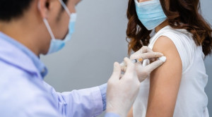 Efikasi Vaksin COVID-19 AstraZeneca terhadap Varian B.1.351—Telaah Jurnal Alomedika
