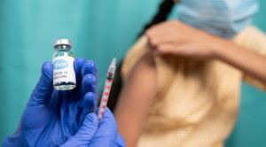 Vaksin COVID-19 Pfizer Menetralkan Varian Delta Plus, Lambda, dan Lainnya – Telaah Jurnal Alomedika